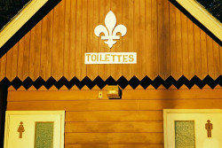 Znak Quebecu na toaletch na odpoivadle